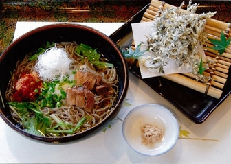 海藻あかもく角煮温麺とアカモクの天ぷら（藻塩付き）