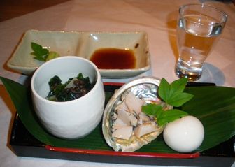 三陸アワビの酒蒸しと共酒粕の甘酒豆腐で一献