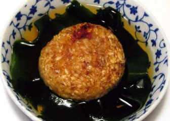 焼おにぎりのフグ出汁かけ　生わかめ添え