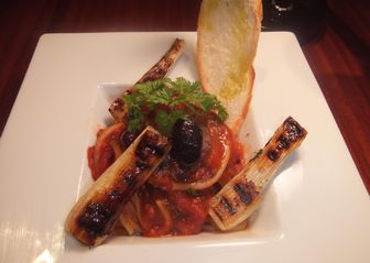 仙台名物牛タンの軽い煮込みと仙台伝統野菜曲がりねぎの東北トマトソース