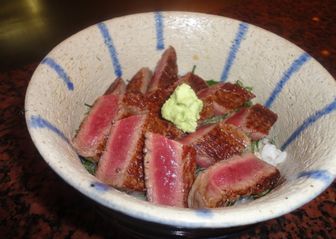 仙台牛と宮城の米、極上の味わいステーキ丼