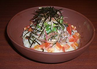 サンマの生姜ポン酢漬をトマト入りの大根汁の冷やし粥に載せました