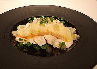 川俣シャモと旬のフルーツのサラダ仕立て