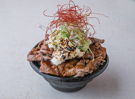 写真：炙りチーズ牛重丼
