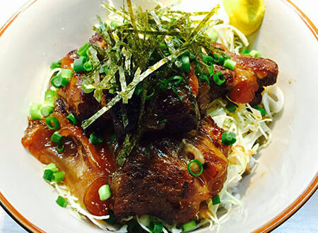 写真：トロトロ黒豚なんこつ炙り丼（温玉付）