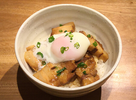 写真：さくら特製やみつき角煮のとろろ丼