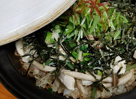 写真：黒さつま鶏と山菜のタジン飯