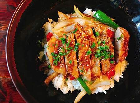 写真：まえわり屋の黒豚わっぜぇか丼