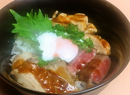写真：鹿児島 牛・豚・鶏の美味か丼(うまか丼)