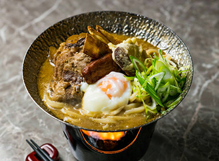 写真：鹿児島産黒豚トロトロなんこつ入西郷うどん