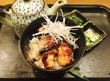 写真：黒さつま鶏のひつまぶし風やきとり丼