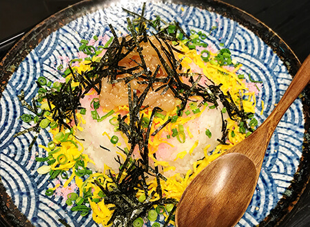 写真：昆布締め地鶏刺しのさっぱり華やか西郷丼