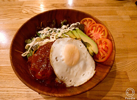 写真：チアシードとキヌアのロコモコ丼