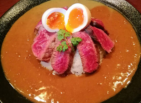 写真：さつま黒牛ステーキ燻製カレー サラダ付