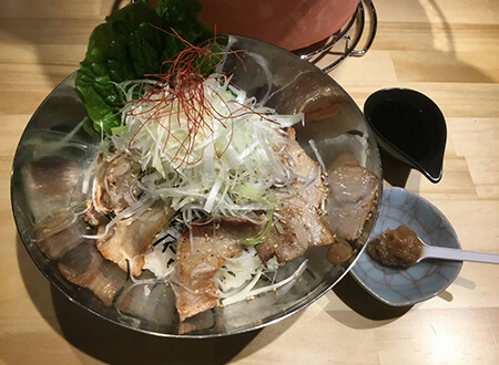 写真：黒豚＆黒牛焼きしゃぶ丼～豚みそ添え～