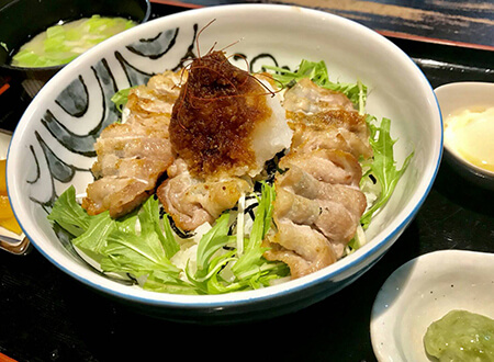 写真：ツンとせご丼、温泉卵添え