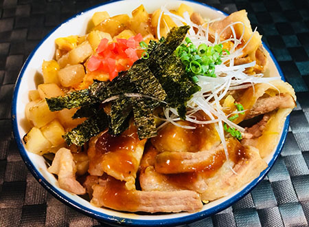 写真：黒豚旨辛煮丼