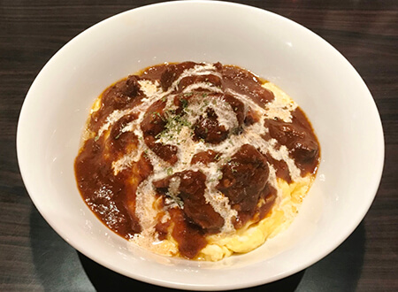 写真：黒毛和牛のビーフシチューと地鶏オムレツ丼