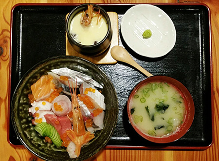 写真：出水近海の鮮魚をご提供！味新の海鮮丼